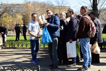 К Пасхе в Одессе раздали подарки двум с половиной сотням бездомных