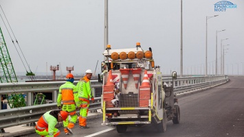 Последние штрихи: строители наносят разметку на дорогу Крымского моста
