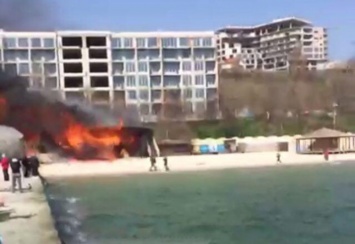 На пляже в Одессе горит ресторан (обновляется)