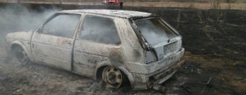 Под Харьковом сгорели "легковушка" и Volkswagen. Есть пострадавший (ФОТО)