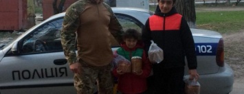 Авдеевские правоохранители передали детям сладости от львовских волонтеров