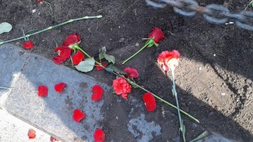 Появились фото, как националисты облили краской памятник генералу Ватутину в Киеве