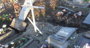 На Сумщине вандал повредил 14 кладбищенских памятников