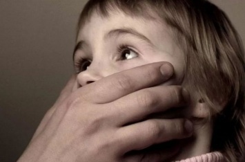 "Из детского сада в гостиницу": в Киеве мужчина развращал свою трехлетнюю дочь