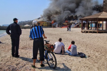 На пляже в Одессе пылает ресторан. Пожар подбирается к спасательной станции