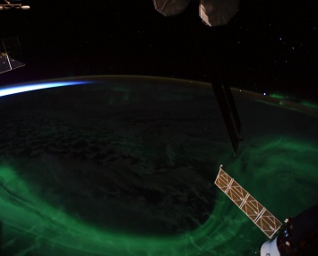 NASA показало снимок встречи полярного сияния и рассвета
