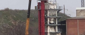 На турецком асфальтовом заводе в Мариуполе начался демонтаж конструкций (ФОТО)