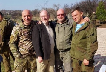 Актер «Карточного домика» сфотографировался с Захарченко и другими боевиками