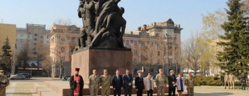 Николаевцы с улыбкой провели 80 парней в ряды Украинской армии, - ФОТО