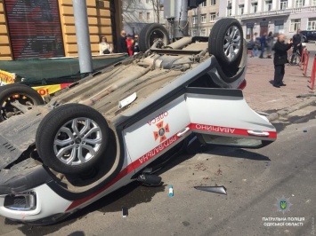 В Одессе внедорожник перевернул автомобиль ГосЧС, который спешил на пожар