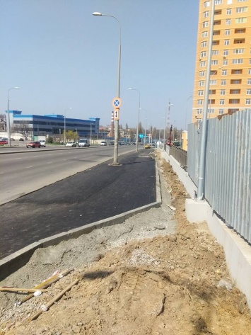 Одесситы жалуются: застройщик украл тротуар на Балковской
