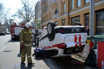 В Одессе опрокинулась машина, спешившая на пожар: 2 пострадавших
