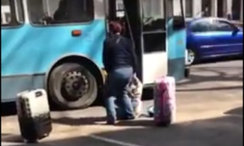ВИДЕО Дня: Как в Одессе водитель троллейбуса вытащила неугодного пассажира