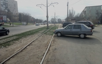 Фотофакт: Гений парковки заблокировал движение трамваев в Запорожье