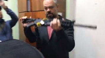 Бердянский АТОшник пришел в полицию с оружием (Видео)