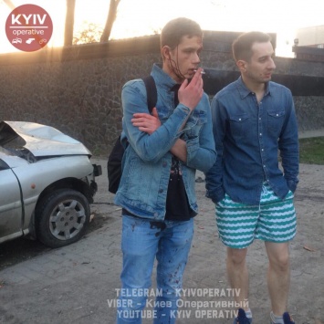 В Киеве пьяный студент на KIA протаранил остановку и врезался в дерево
