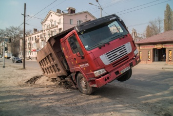 Новый провал в Днепре: на дороге грузовик застрял в асфальте