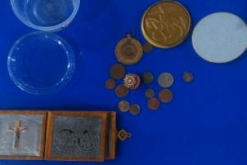 Гражданин Бельгии пытался вывезти из Украины раритетные книги, медали и монеты