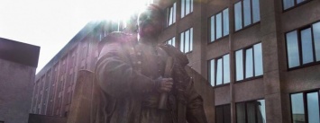 На заднем дворе криворожского горисполкома появился памятник Петру Калнышевскому (ФОТО)