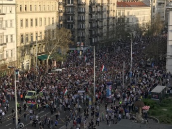 В Будапеште устроили многотысячное шествие против Орбана