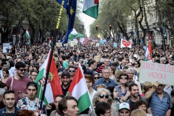 В Венгрии проходит многотысячный марш противников Орбана