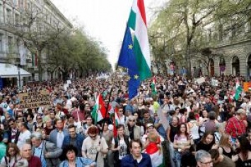 Десятки тысяч несогласных с итогами выборов в Венгрии вышли на митинг