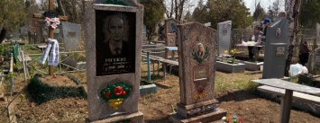 Поминальные дни: мариупольцы массово посетили городские кладбища (ФОТО)