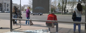 На Привокзальной площади в Одессе разбили остановку (ФОТО)