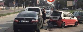 В Киеве пьяный водитель протаранил две машины (ФОТО)
