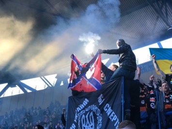 Ультрас "Шахтера" сожгли флаг так называемой "Новороссии" на матче с "Динамо" (ВИДЕО)