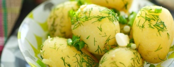 Сама чистится и в рот запрыгивает: Одесситы сфотографировали дорогущую молодую картошку (ФОТО)