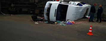 В масштабной аварии с автобусом пострадал ребенок: перевернутый грузовик отгружают (ФОТО, ВИДЕО)