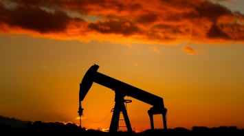 Цены на нефть снижаются после ракетной атаки по Сирии