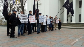 Под одесской мэрией прошел митинг: чиновникам предлагали сдать анализы (фото)