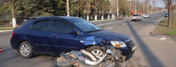 В Мариуполе легковой автомобиль раздавил мопед. Водитель чудом уцелел (ФОТО+ВИДЕО)
