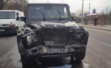 В Киеве пьяный автомойщик угнал Mercedes G-Class и протаранил 2 машины на светофоре (ФОТО)