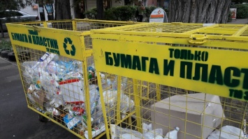 Из одесских дворов уберут сетчатые контейнеры для пластика: их заменят цветными баками