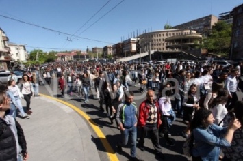 В Ереване массовые акции протеста против экс-президента, которого выдвинули на пост премьера