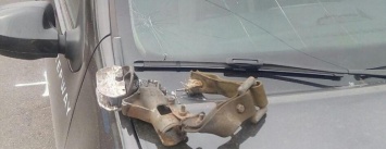 Транспорт "устал": в Николаеве у троллейбуса на ходу отвалилась металлическая деталь и разбила стекло "Рено"