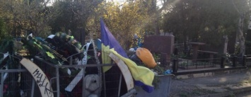 На криворожском кладбище неизвестные выбросили в мусорный контейнер флаг Украины (ФОТО)