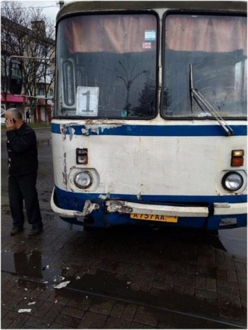 В центре оккупированной Горловки столкнулись автобусы: появились фото
