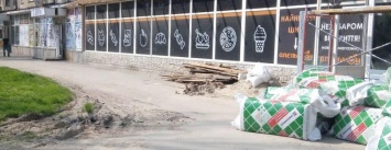 В Запорожье собираются открыть "Апельмон": строительный мусор летит на тротуар, - ФОТО