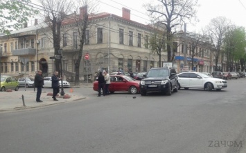 В Одессе столкнулись две иномарки (ФОТО)