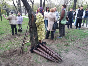 Суд приостановил решение исполкома о массовой вырубке деревьев: что сейчас происходит в парке напротив "Украины" (Фото)