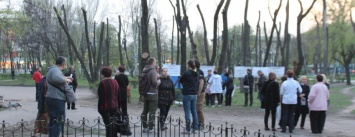 Запорожские активисты устроили ночное дежурство в сквере Яланского: установили палатку и ждут «титушек», - ФОТОРЕПОРТАЖ