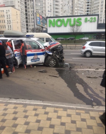 На бульваре Дружбы Народов в Киеве маршрутка столкнулась со скорой, образовалась пробка