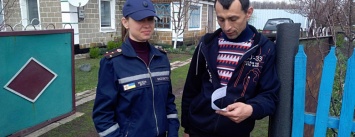 Специалисты Службы спасения побеседовали с жителями Добропольского района