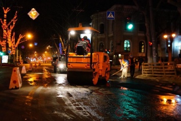 Ночью в Одессе ремонтировали улицу Ришельевскую