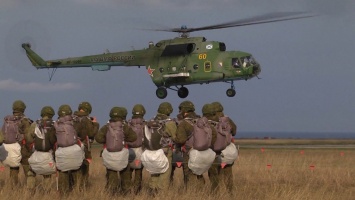 400 морских пехотинцы-черноморцев прыгнули с парашютом (ФОТО)