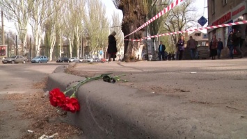 Люди несут цветы к месту трагедии в Кривом Роге